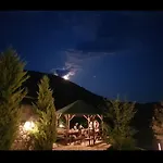 Sofra E Shpatit 호텔 4*